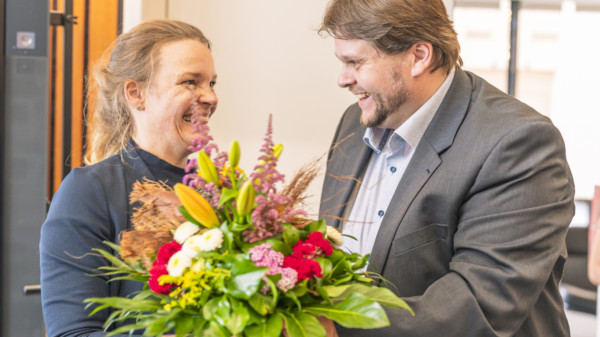 Lars Kelich gratuliert Eva Bender nach ihrer Wahl zur neuen Dezernentin für Bildung und Kultur